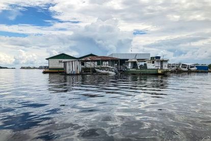Una aldea a orillas del río Amazonas en el trecho entre la aldea de Punã y la ciudad de Tefé.
