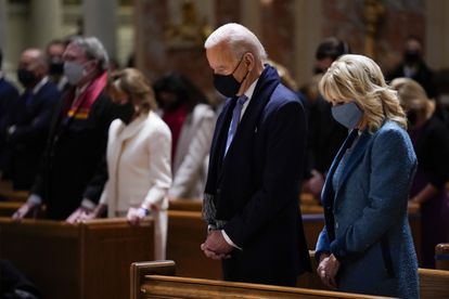 El presidente Joe Biden y su esposa, Jill, asisten a misa el día de su toma de posesión, el 20 de enero, en Washington.