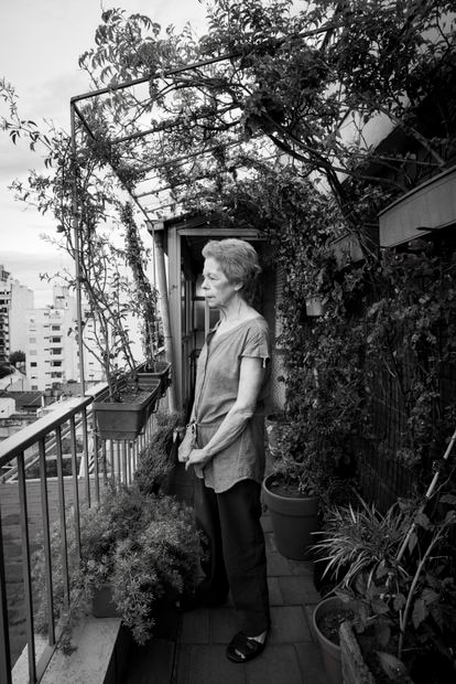 La escritora argentina Hebe Uhart, en el salón de su casa.