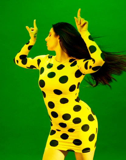 "He sido siempre una farolera. Ha sido muy divertido vivir", dice La Mala. En la imagen, la cantante lleva vestido de María Escoté.