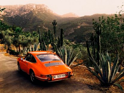 Un Porsche antiguo en el pueblo de Deià.
