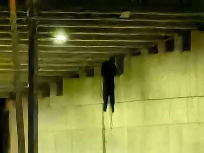 Los cuerpos de dos policías estatales de San Luis Potosí fueron hallados sin vida en un puente vehicular de Zacatecas.