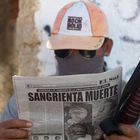Pobladores del Municipio de Ayutla de los libres en Guerrero, México. combaten al crimen organizado y narcotraficantes. Después de una serie de acontecimientos como extorsiónes, levantones, cobro de piso, secuestros, asesinatos y hostigamiento a comenciantes, ganaderos y pobladores de este municipio en la Costa Chica de Guerrero. Civiles de las rancherias y comunidades decidieron en base a la aplicacion de justicia de los usos y costumbres armarse y destituir a las autoridades. La Policia Comunitaria actua ya en Guerrero desde hace 17 años y debido a la inseguridad por disputas entre carteles en la zona, mas municipios han adoptado esta opción para defender su vida. Centenares de hombres encapuchados salieron a las calles el 20 de enero y con escopetas rifles y machetes para defender a la población. Realizan patrullajes nocturnos e impiden el aceso al ejercito la marina y la policia municipal, ya que aseguran estan coludidos con la Mafia. Esta medida de autodefensa de los pueblos esta en funcionamiento en estados como Michoacan, Oaxaca y Chiapas.