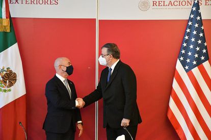 El canciller Marcelo Ebrard y el secretario de Seguridad Nacional de Estados Unidos, Alejandro Mayorkas, al término de una reunión en la Ciudad de México.