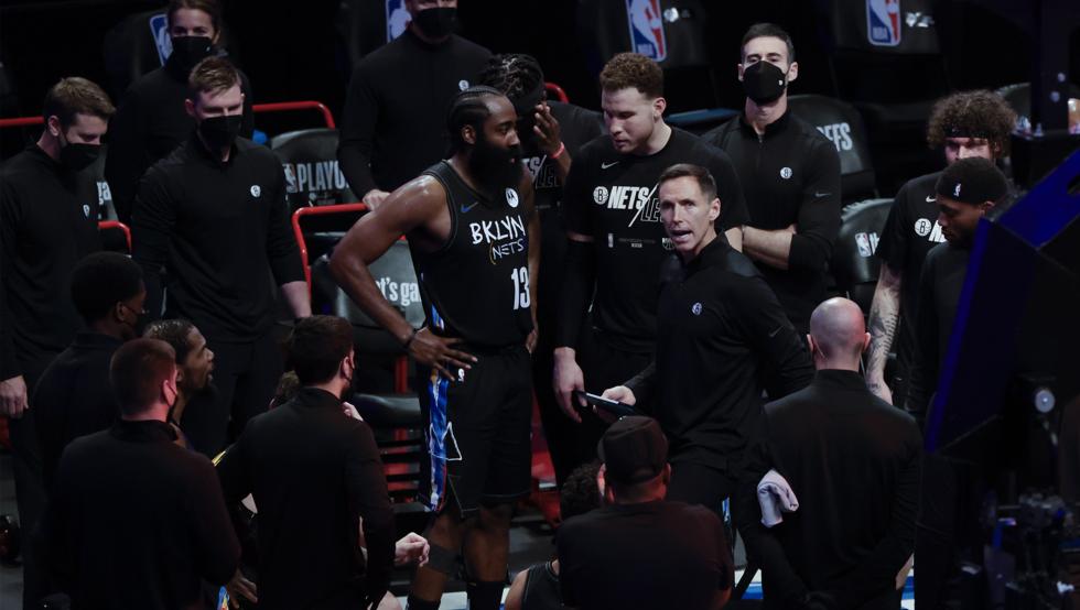 Steve Nash habla con James Harden durante el triunfo de los Brooklyn Nets en el quinto partido de la eliminatoria de playoffs contra los Milwaukee Bucks.