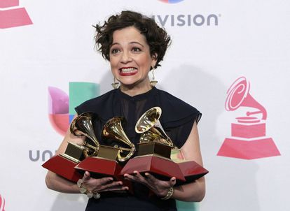 La mexicana Natalia Lafourcade posa con los premios que recibió en la gala de los Grammy Latinos en 2019.