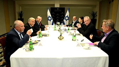 En el sentido de las agujas del reloj: Avigdor Lieberman, (primero por la izquierda), Yair Lapid, Naftali Bennett, Gideon Saar, Mansur Abbas, Merav Michaeli, Benny Gantz y Nitzan Horowitz, en la primera reunión de la nueva coalición israelí, el domingo en Tel Aviv.