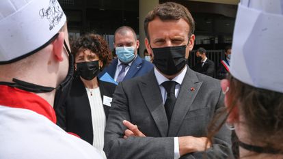 El presidente francés, Emmanuel Macron, conversa con alumnos de una escuela de cocina.