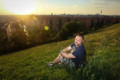 Pedro Torrijos sentado en una de las laderas del Cerro del Tío Pío.