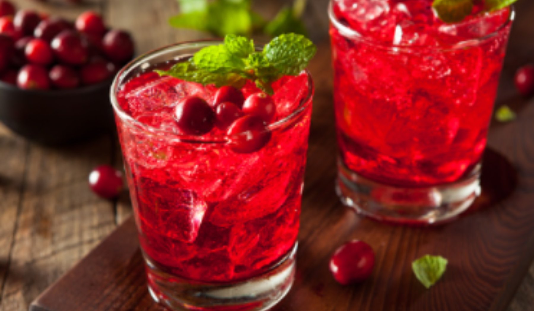 Potencia tu belleza y refréscate con este cóctel de vodka con frutos rojos