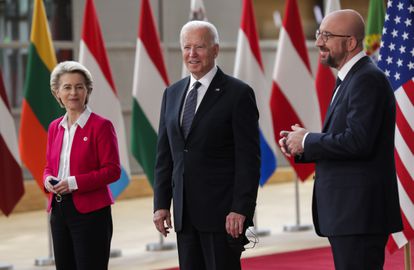 Ursula von der Leyen, Joe Biden y Charles Michel ayer en Bruselas.