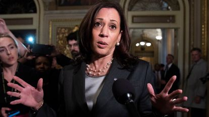 Kamala Harris atiende a los medios en el Senado de Estados Unidos.