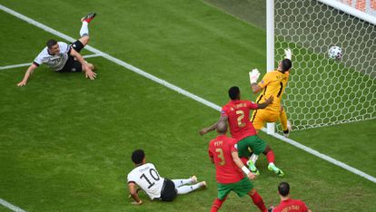 Gosens, en el momento de marcar el gol a Portugal.