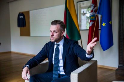 Gabrielius Landsbergis, ministro de Exteriores de Lituania, en un momentp de la entrevista este miércoles en su despacho. Foto Samuel Sánchez