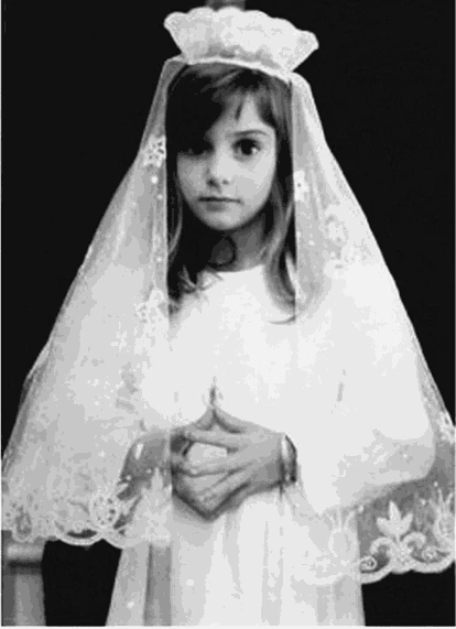 Sinéad O'Connor el día de su comunión en una imagen cedida por la cantante a la editorial. 