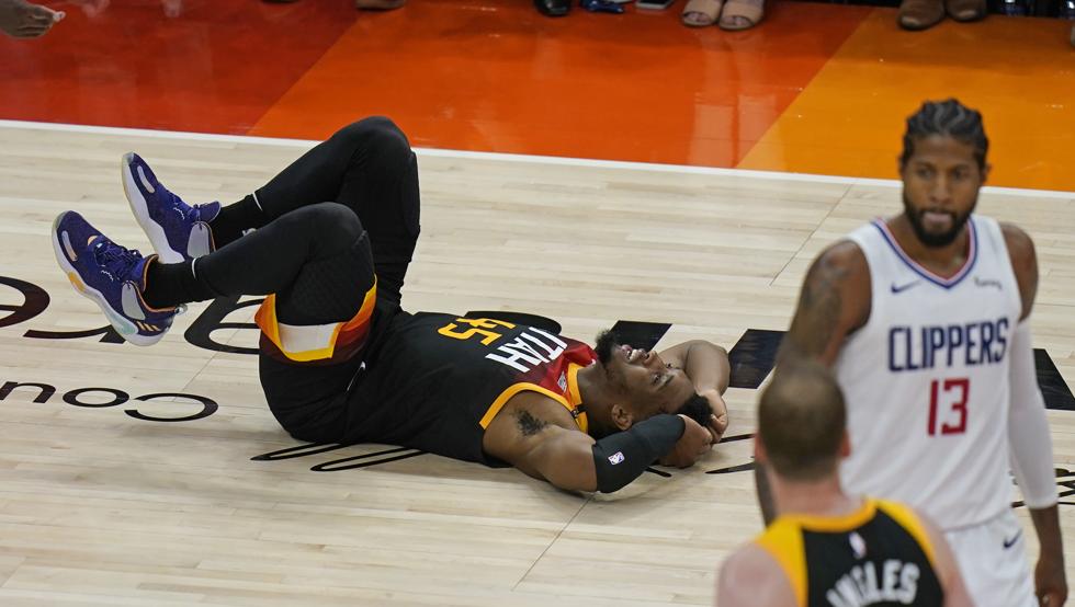 Donovan Mitchell se duele tras recibir un golpe en una jugada contra Paul George a diez segundos de la conclusión del segundo partido entre los Utah Jazz y Los Angeles Clippers