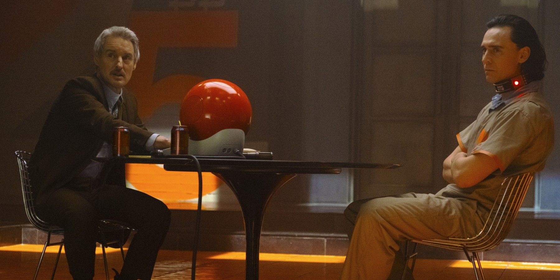 Tom Hiddleston le dio a Owen Wilson una "conferencia Loki" justo antes de la filmación