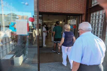 Cola de vecinos para entrar al centro de salud de Los Ángeles a primera hora del miércoles.