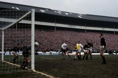 El escocés Bremner salva el balón sobre la línea en el partido contra Inglaterra del 68, en Hampden Park.