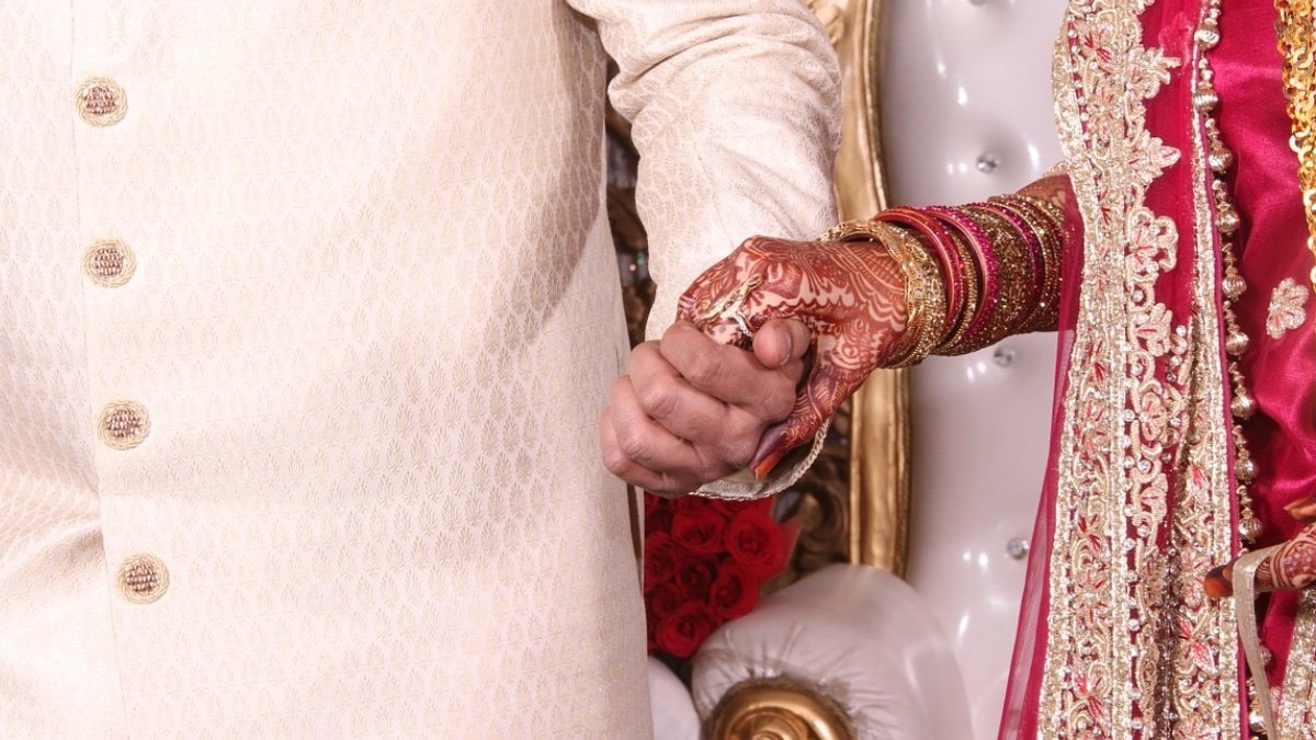 Una joven muere el día de su boda en la India, y el novio se casa con su hermana