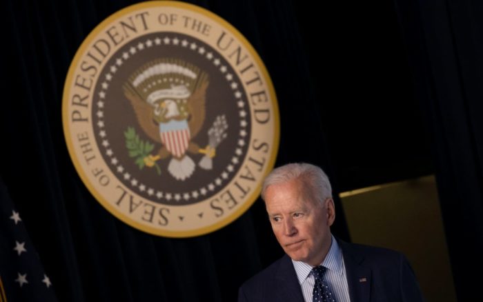Vacúnate y tómate una cerveza: Biden alienta así a vacunarse