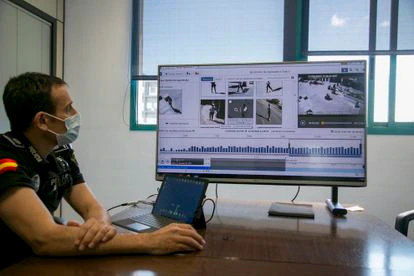 El oficial Pedro Buiza observa las imágenes grabadas por las cámaras de seguridad de Las Rozas.