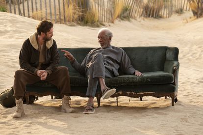 Dan Stevens y Morgan Freeman, en su capítulo de la serie.