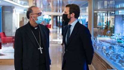 El líder del PP, Pablo Casado, se reúne con el presidente de la Conferencia Episcopal, Juan José Omella, en diciembre de 2020.