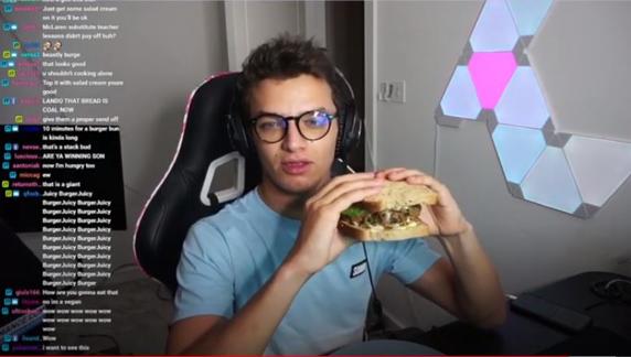 Norris, con una hamburguesa con pan bimbo tras quemar el pan de hamburguesa en la tostadora