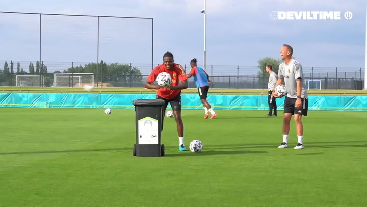 La sesión de entrenamiento de Bélgica, con la ausencia de Hazard y Kevin de Bruyne, terminó con el reto de meter la pelota en la papelera La sesión de entrenamiento de Bélgica, con la ausencia de Hazard y Kevin de Bruyne, terminó con el reto de meter la pelota en la papelera