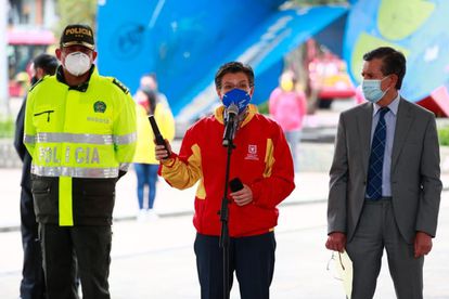La alcaldesa de Bogotá, Claudia López, durante un evento con la policía metropolitana.