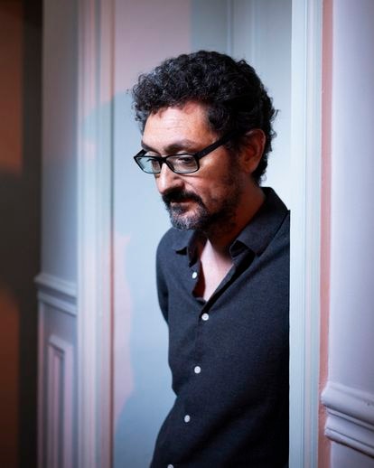 El escritor David Foenkinos posa en su casa de París.