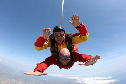 "La foto es sobre la bahía de Roses (Girona). Fue mi primera vez lanzándome en paracaídas", explica Nonay. No sería la última: también ha hecho parapente en Castejón de Sos (Teruel) o en Costa Adeje (Tenerife).