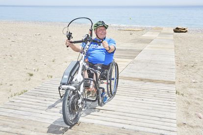 Nonay ha encontrado otro tipo de accesibilidad, menos tecnológica y más humana, en alguno de los países con escasos medios que ha visitado. Una muestra de esa humanidad la vivió en Costa Rica, cuando vio a las tortugas desovando en Tortuguero. "Me tiré en una tirolina sin ninguna accesibilidad y en medio de un diluvio. Me cargaron hasta arriba a pulso", recuerda. También buceó cerca de una barrera de coral, montó a caballo en la zona de los cafetales y se subió a un ultraligero. “Cosas que nunca hubiera pensado”, incide.