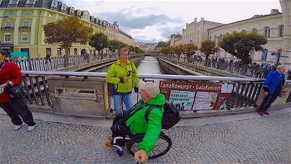 El aragonés junto a Eva, su pareja, en uno de sus viajes a República Checa.