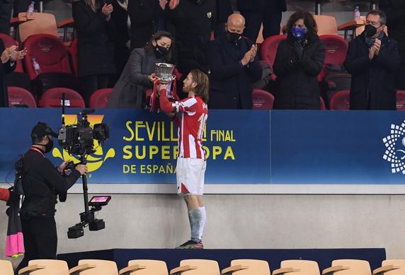 Iker Muniain, con el trofeo de la Supercopa