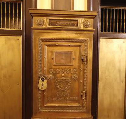 Buzón original junto al ascensor.