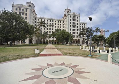 Vista del hotel Nacional. En primer plano, la rosa náutica que preside su terraza.