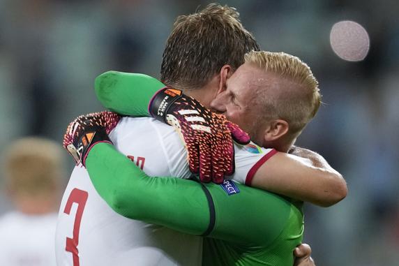 Schmeichel y Vestergaard se abrazan una vez concluido el partido