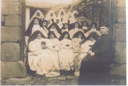 Bernardas de Ferreira con su capellán, en 1910.