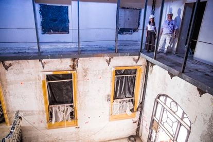 Carmen Ros, arquitecta de 34 años, con su padre, también arquitecto, Simón Ángel Ros, en las obras del Casino de Lorca, en el que trabajan ambos, en Lorca, Murcia. Foto Samuel Sánchez