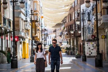 Carmen Ros, arquitecta de 34 años, paseando con su prometido Carlos Almoguera, en Lorca, Murcia. Foto Samuel Sánchez