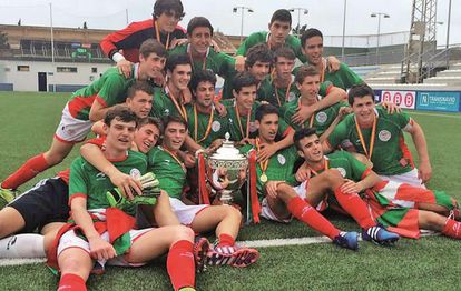 Unai Simón, abajo a la izquierda con los guantes en la mano, y Oyarzabal, arriba en el centro junto al otro portero, en la selección de Euskadi sub-18 que se proclamó campeona de España en 2015 en Mallorca.