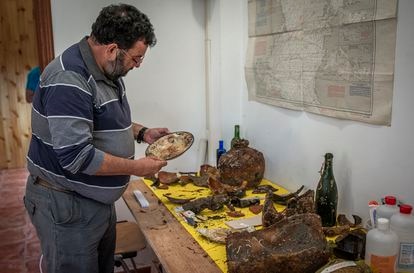 Restos cerámicos y botellas arrojados por los tripulantes del ‘San Giacomo’ a la entrada de la ría antes de su hundimiento.