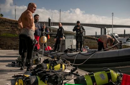 El arqueólogo Miguel San Claudio, el segundo por la izquierda, dirige un equipo de 25 personas que trabaja en la recuperación del barco. 
