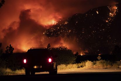 Incendio en la ladera de una montaña en Lytton, el jueves 1 de julio.