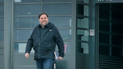 El exvicepresidente de la Generalitat Oriol Junqueras sale por primera vez de prisión para ejercer de docente en la Universidad de Vic. EFE/SUSANNA SÁEZ