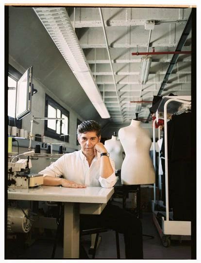 El diseñador Jorge Vázquez, director creativo de Pertegaz desde noviembre de 2019, en su taller de Madrid.