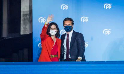 Isabel Díaz Ayuso, presidenta de la Comunidad de Madrid, celebra la victoria del Partido Popular en las elecciones autonómicas del 4 de mayo junto al presidente del partido, Pablo Casado, en la sede del PP en la calle Génova, en Madrid. 