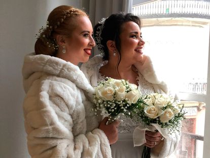 Thayner, a la derecha, junto a su mujer, Patricia, el día de su boda, el pasado enero.